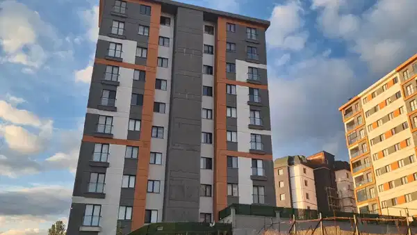 Pendik’te toprak kayması: 9 katlı apartmanın sakinleri tahliye edildi