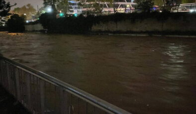Sağanağın etkisiyle Kağıthane Deresi taşma noktasına geldi