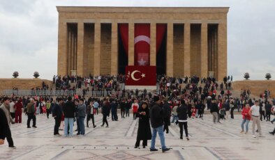 Sağanak yağışa rağmen Anıtkabir’e ziyaretçi akını