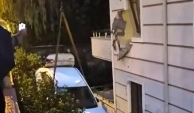Sakarya Serdivan’da otomobil apartmanın ikinci katındaki daireye çarptı
