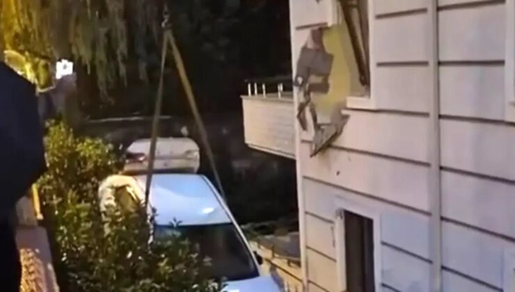 Sakarya Serdivan’da otomobil apartmanın ikinci katındaki daireye çarptı