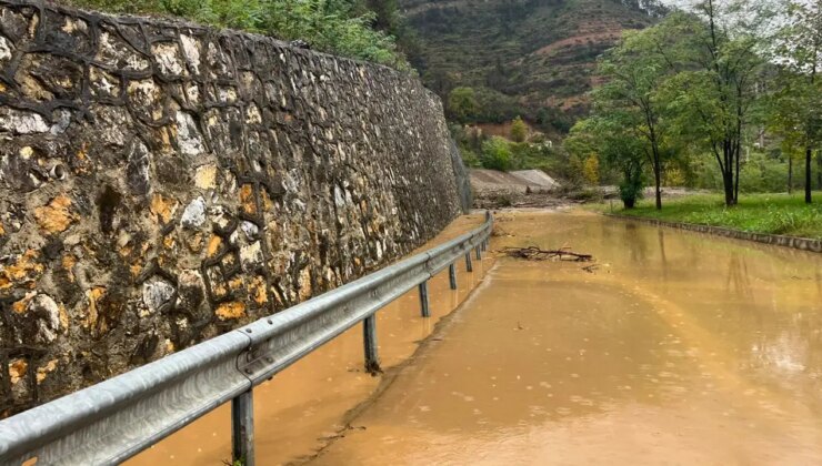 Sakarya’da heyelan: 2 mahalleye ulaşım sağlayan yol kapandı!