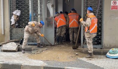 Sarıyer Ayazağa’da sel izleri jandarma ve AFAD gönüllüleriyle siliniyor