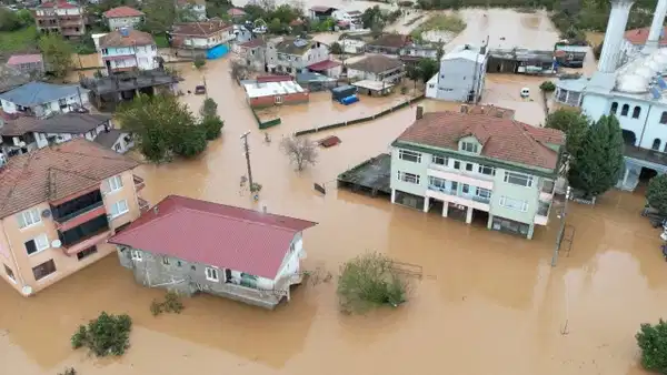Sel Karasu’da mahalleyi yuttu: Sular 50 santimetreye ulaştı
