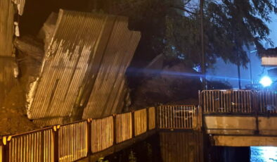 Şiddetli yağışın ardından istinat duvarı çöktü: 3 araç hasar gördü
