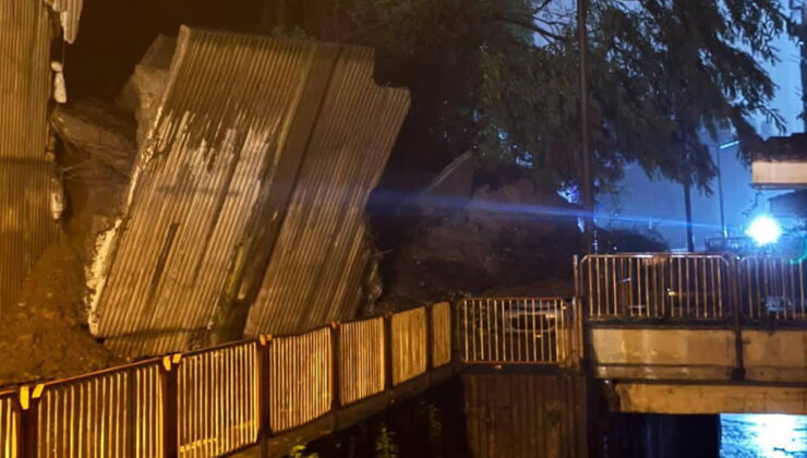 Şiddetli yağışın ardından istinat duvarı çöktü: 3 araç hasar gördü