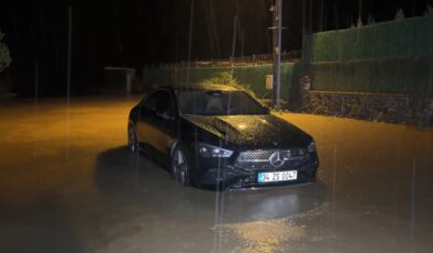 Şile’de sağanakta yolda kalan otomobildeki 2 kişi ekiplerce kurtarıldı