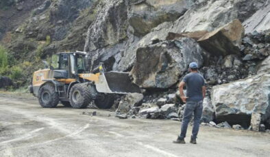 Son dakika… Artvin’de heyelan: Köy yolu ulaşıma kapandı