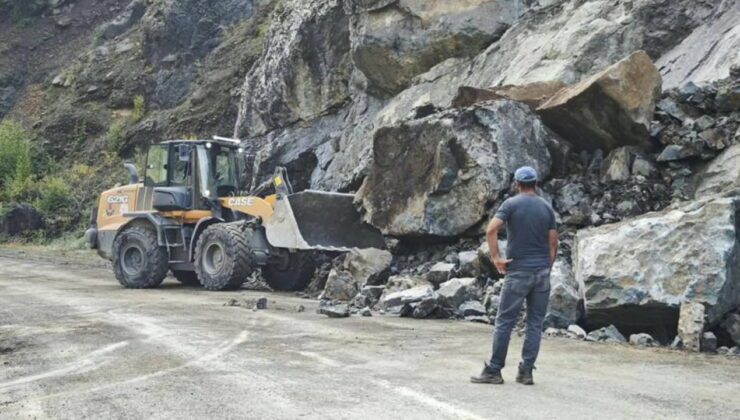 Son dakika… Artvin’de heyelan: Köy yolu ulaşıma kapandı
