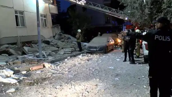 Son dakika… Maltepe’de 7 katlı binanın 3 katı çöktü: Enkazda arama kurtarma çalışması başlatıldı