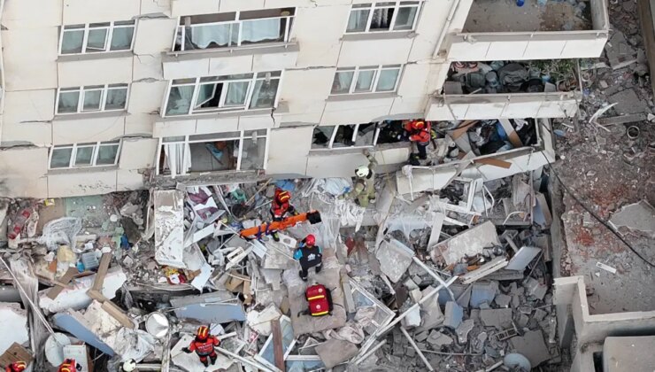Son dakika… Maltepe’de çöken binada yangın çıktı!