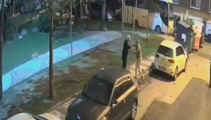 Sultangazi’de park ettikleri aracın yanındaki ‘yaya geçidi’ levhasını söktüler