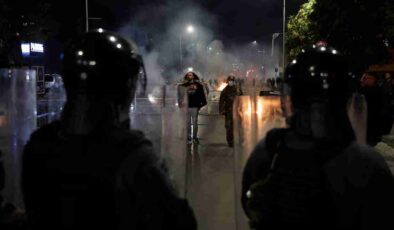Taçi kararı sonrası Kosova sokakları karıştı: Parlamento kuşatıldı, polis müdahale etti