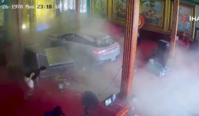 Tayland’da tapınağa araç daldı: 3 yaralı