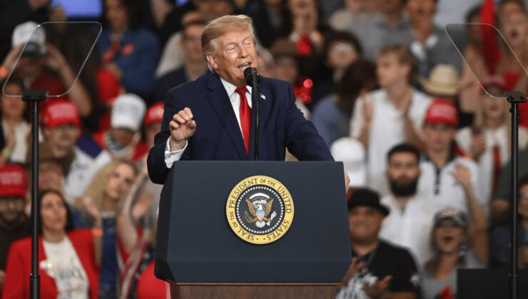 Trump’ın Ohio mitinginde Epstein protestosu