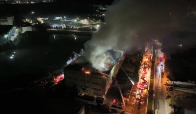 Tuzla’da ayakkabı fabrikasında yangın: Ekipler alevlere müdahale ediyor