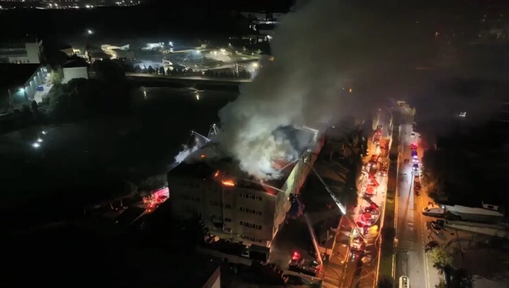 Tuzla’da ayakkabı fabrikasında yangın: Ekipler alevlere müdahale ediyor