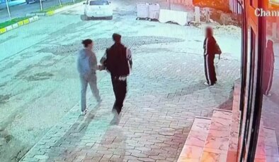Vicdanları sızlatan anlar kamerada: Yemek yiyen kediye taşla vurdu