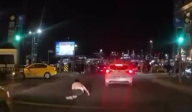 Yolun karşısına geçmek isteyen kişiye çarpan otomobil kamerada