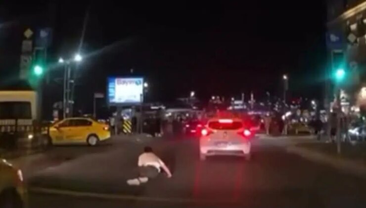 Yolun karşısına geçmek isteyen kişiye çarpan otomobil kamerada