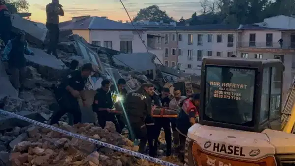 Zonguldak’ta 3 katlı bina çöktü: Enkaz altında kalan var!